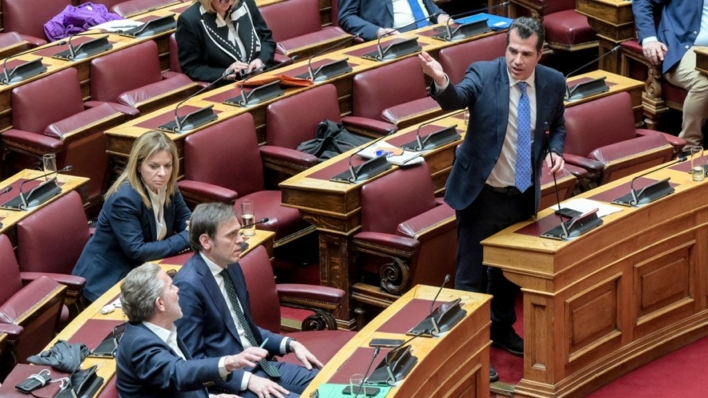 Πρόταση δυσπιστίας: Ένταση ανάμεσα σε Πλεύρη και Γερουλάνο – «Τι εννοείτε, ότι τις μολότοφ τις βάζει η κυβέρνηση;»