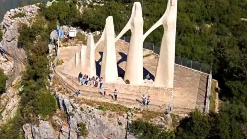 Δείτε το υπέροχο μνημείο από την αναπαράσταση του χορού του Ζαλόγγου με τη σαγηνευτική θέα (Βίντεο)
