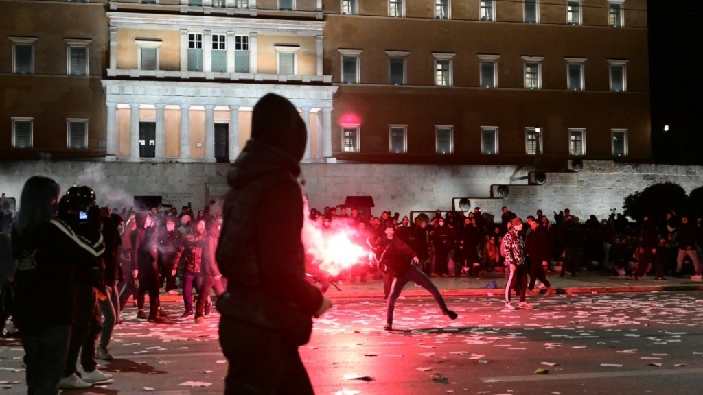 Σύνταγμα: Ποινική δίωξη για πλημμελήματα σε 11 συλληφθέντες για τα επεισόδια στο συλλαλητήριο για τα Τέμπη