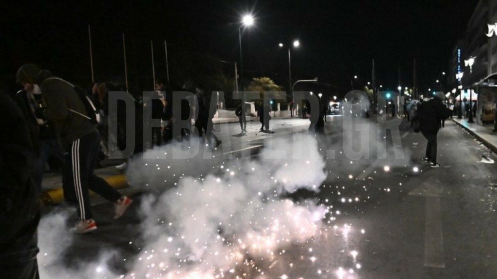 Επεισόδια στο Σύνταγμα: 30 προσαγωγές στην πορεία για τα Τέμπη (φωτογραφίες+βίντεο)