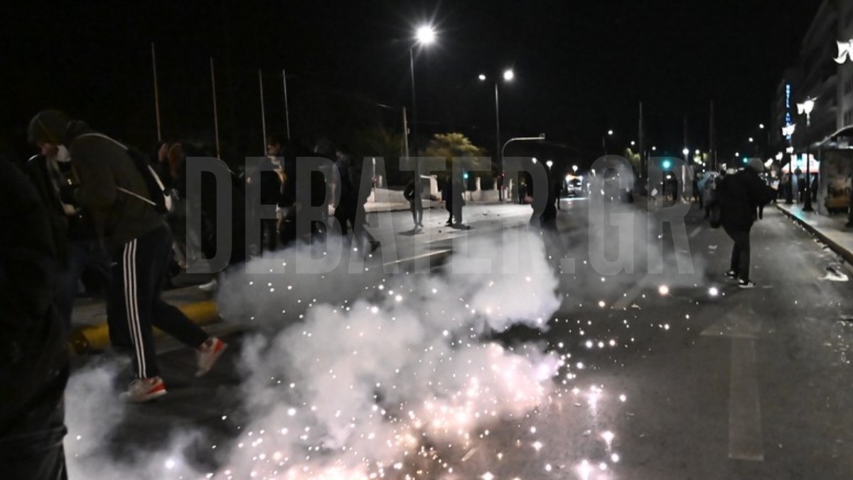 Επεισόδια στο Σύνταγμα: 30 προσαγωγές στην πορεία για τα Τέμπη (φωτογραφίες+βίντεο)