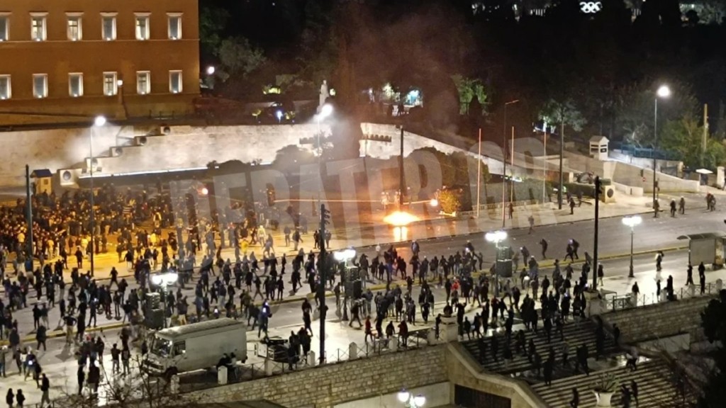 Σύνταγμα: Επεισόδια από κουκουλοφόρους στο συλλαλητήριο για τα Τέμπη – «Βροχή» από μολότοφ