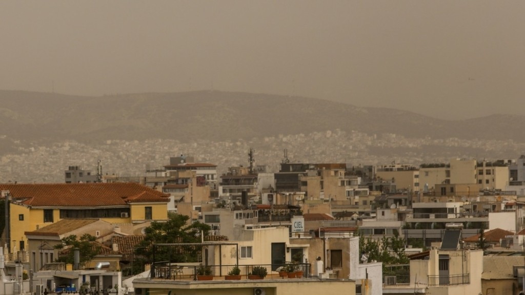 Καιρός σήμερα: Αποπνικτική ατμόσφαιρα με υψηλές θερμοκρασίες και αφρικανική σκόνη