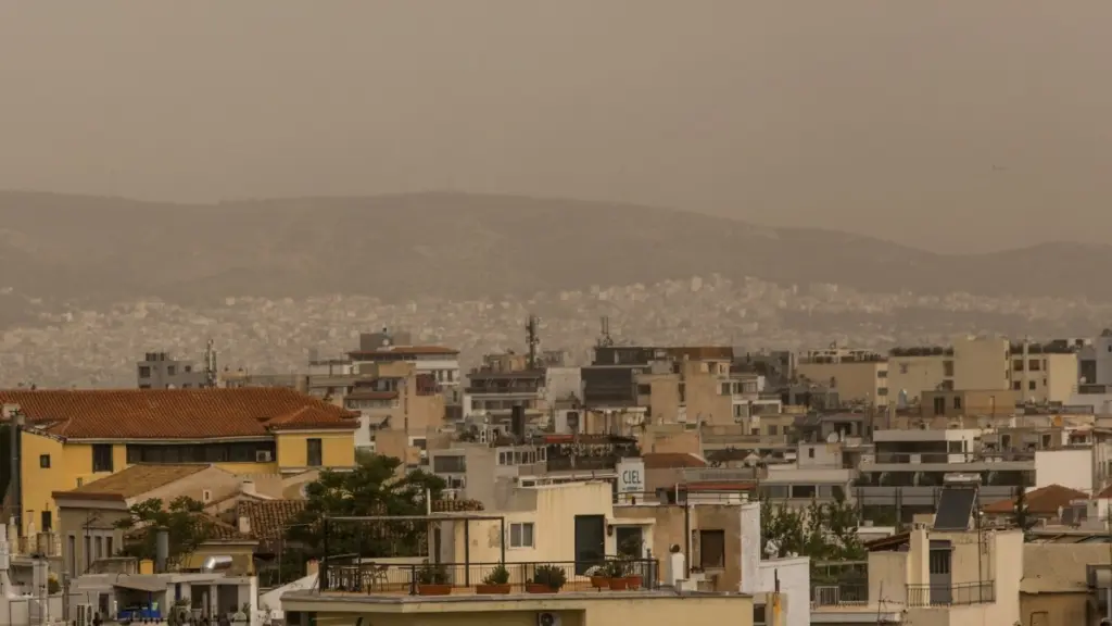 Καιρός αύριο: Αφρικανική σκόνη, τοπικές βροχές και η θερμοκρασία στους 32 βαθμούς