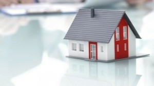 3+1 έξυπνοι τρόποι για δροσερό σπίτι το καλοκαίρι χωρίς να δουλεύει συνέχεια το κλιματιστικό
