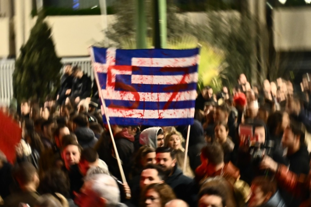 Σύνταγμα – Τέμπη: Ρίγη συγκίνησης με την “ματωμένη” ελληνική σημαία
