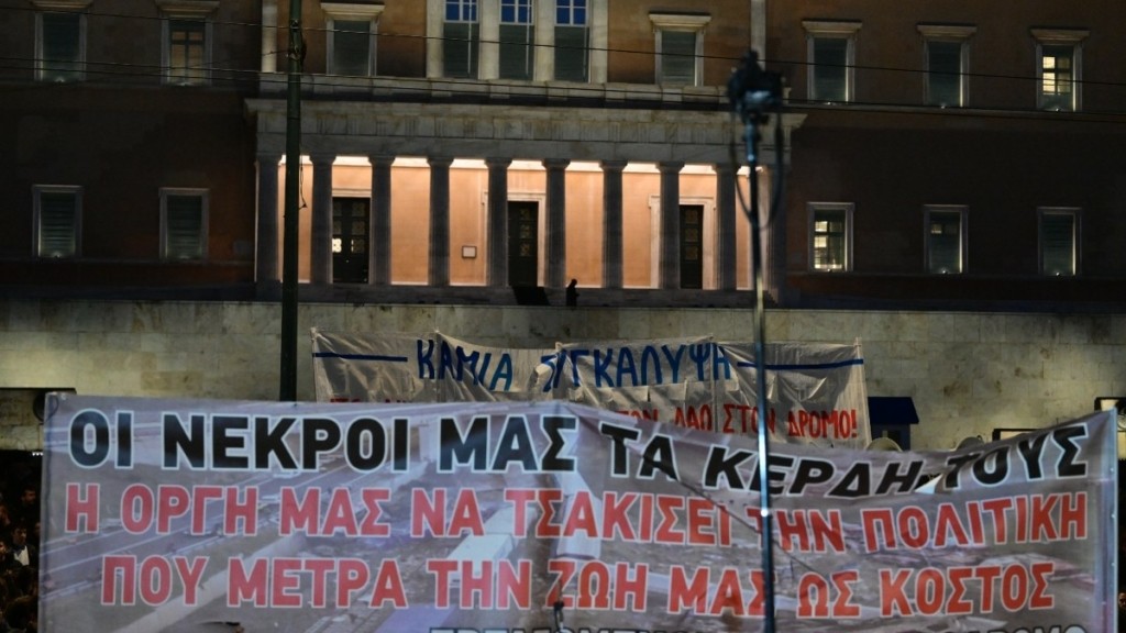 Σύνταγμα: Πλήθος κόσμου στη συγκέντρωση για την τραγωδία των Τεμπών (pics)