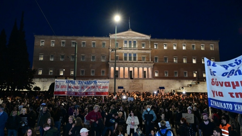 Σύνταγμα: Πλήθος κόσμου στο συλλαλητήριο για τα Τέμπη – Δείτε LIVE
