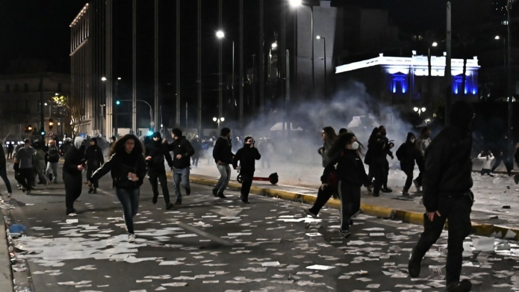 Σύνταγμα: Η ανακοίνωση της ΕΛΑΣ για τα επεισόδια – 30 προσαγωγές, επτά συλλήψεις και τρεις αστυνομικοί τραυματίες
