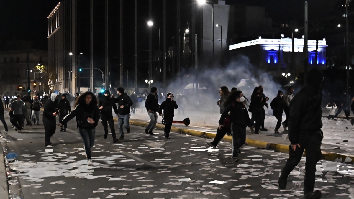 Σύνταγμα: Η ανακοίνωση της ΕΛΑΣ για τα επεισόδια – 30 προσαγωγές, επτά συλλήψεις και τρεις αστυνομικοί τραυματίες