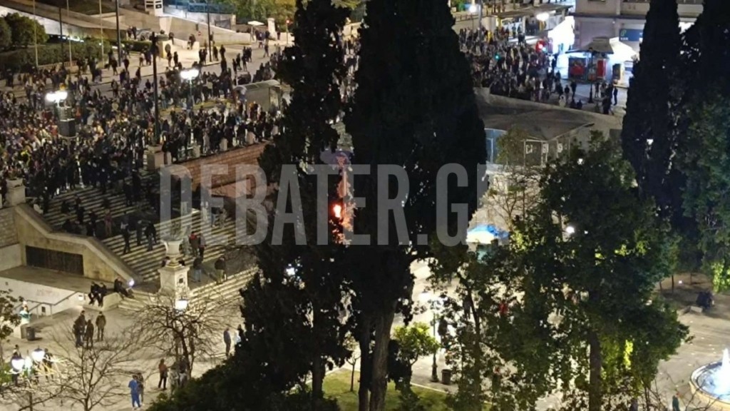 Σύνταγμα: Ένταση στο συλλαλητήριο για τα Τέμπη – Άγνωστοι έβαλαν φωτιά σε κάδο