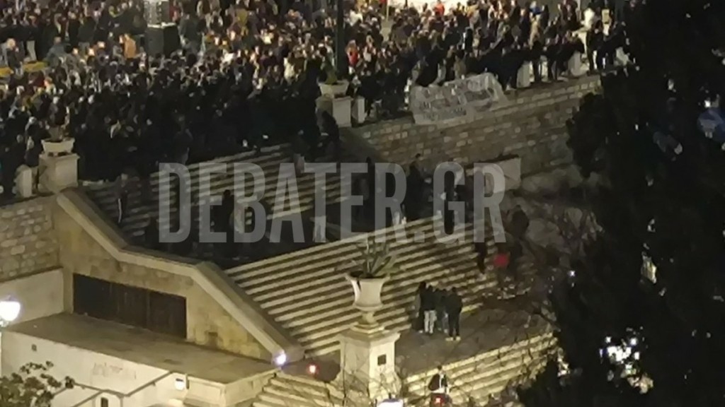 Σύνταγμα: Νεαροί έσπασαν μάρμαρα στα σκαλιά πάνω από το Μετρό στο συλλαλητήριο για τα Τέμπη (Βίντεο)