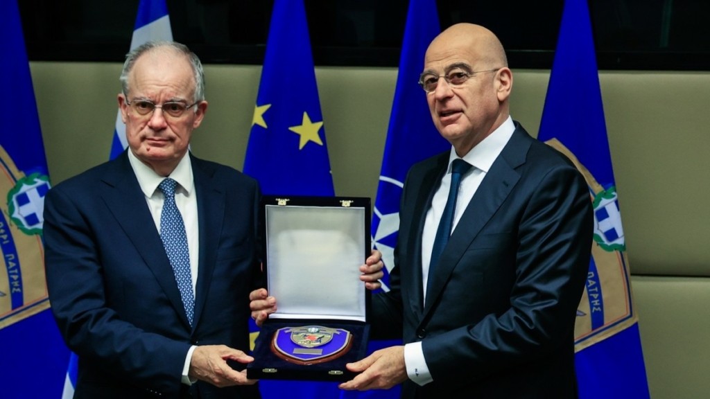 Επίσκεψη Τασούλα στο ΥΕΘΑ – “Οι Ένοπλες Δυνάμεις έχουν στα χέρια τους την ελευθερία και ασφάλεια του ελληνικού λαού” (φωτογραφίες)