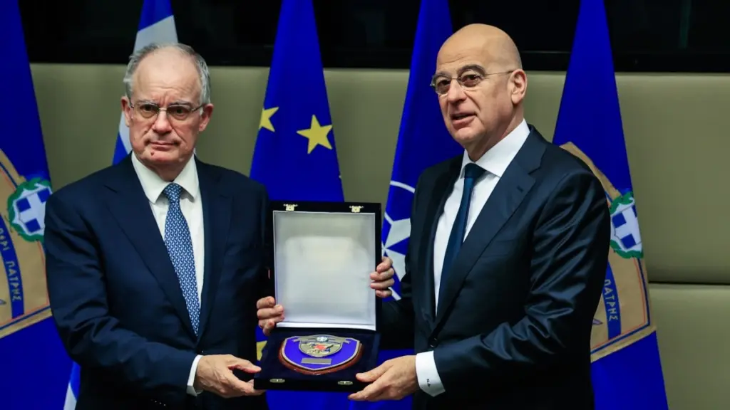 Επίσκεψη Τασούλα στο ΥΕΘΑ – “Οι Ένοπλες Δυνάμεις έχουν στα χέρια τους την ελευθερία και ασφάλεια του ελληνικού λαού” (φωτογραφίες)