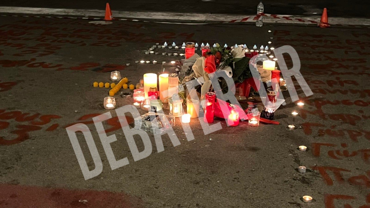 Τέμπη: Συγκινητικές εικόνες κάθε βράδυ μπροστά από το Μνημείο του Άγνωστου Στρατιώτη (Φωτογραφία + Βιντεο)
