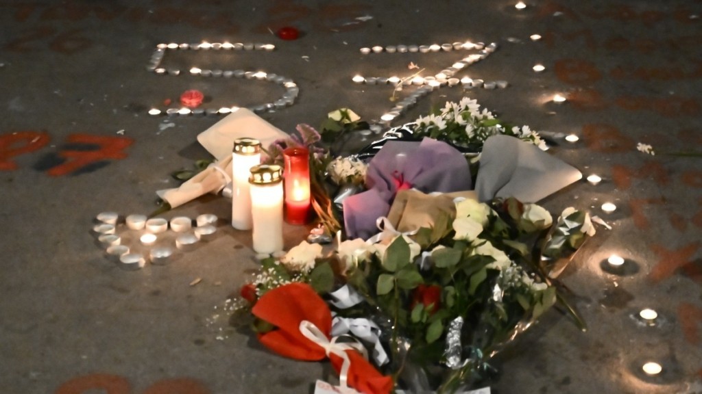 Καθιστική διαμαρτυρία στο Σύνταγμα στη μνήμη των 57 θυμάτων των Τεμπών (pics)
