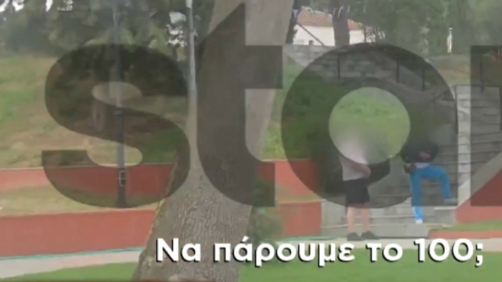 Θεσσαλονίκη: Απίστευτο περιστατικό on camera – Άνδρας επιτέθηκε και χτύπησε κοπέλα, περαστικούς και δημοσιογράφο (Βίντεο)
