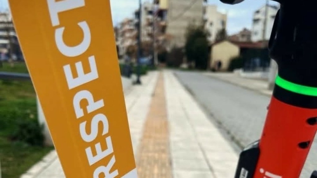Θεσσαλονίκη: «Επίθεση» σε ασυνείδητους οδηγούς που παρκάρουν σε ράμπες αναπήρων με 10.000 καρτελάκια