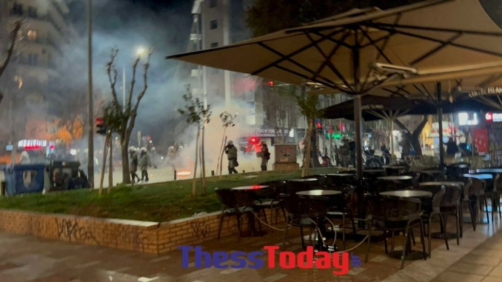 Θεσσαλονίκη: Επεισόδια με μολότοφ και χημικά στην πορεία για τα Τέμπη