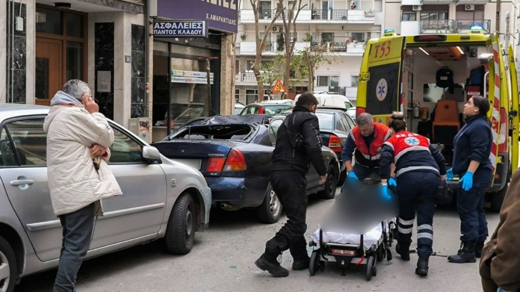 Θεσσαλονίκη: Γυναίκα έπεσε από μπαλκόνι πάνω σε παρκαρισμένο όχημα – Νοσηλεύεται με πολλαπλά τραύματα (φωτογραφίες)