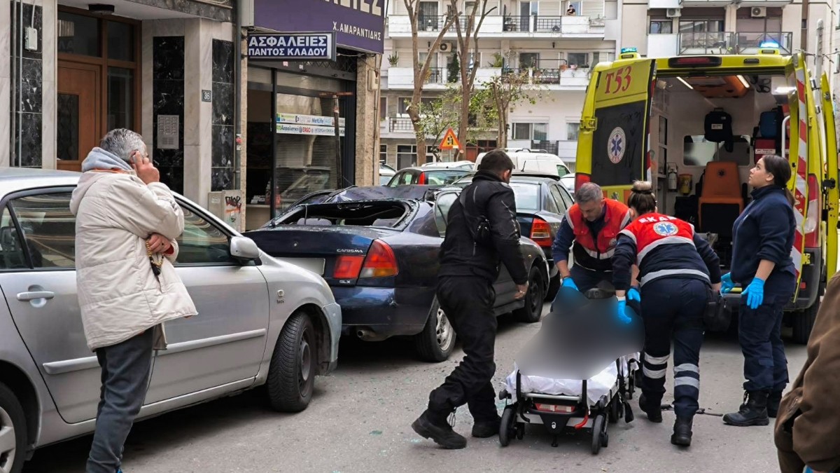 Θεσσαλονίκη: Γυναίκα έπεσε από μπαλκόνι πάνω σε παρκαρισμένο όχημα – Νοσηλεύεται με πολλαπλά τραύματα (φωτογραφίες)