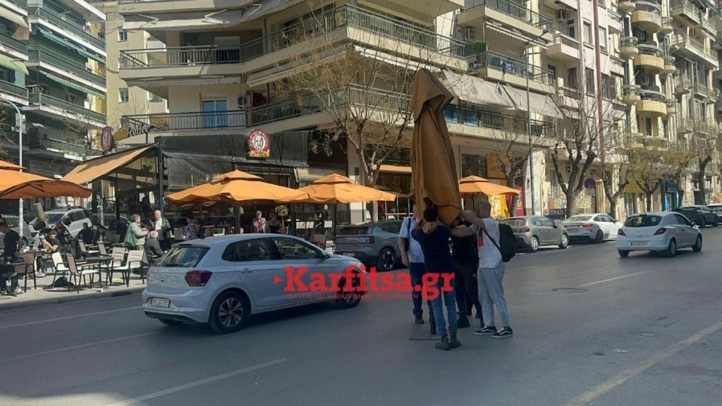 Θεσσαλονίκη: O αέρας «ξήλωσε» ομπρέλα καταστήματος και την έριξε στη μέση του δρόμου (pic & vid)