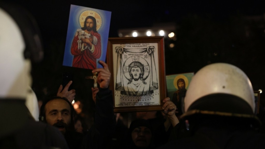 Θεσσαλονίκη: Ένταση και προσαγωγές στη διαμαρτυρία κατά της παράστασης του Ζαραλίκου (Βίντεο)