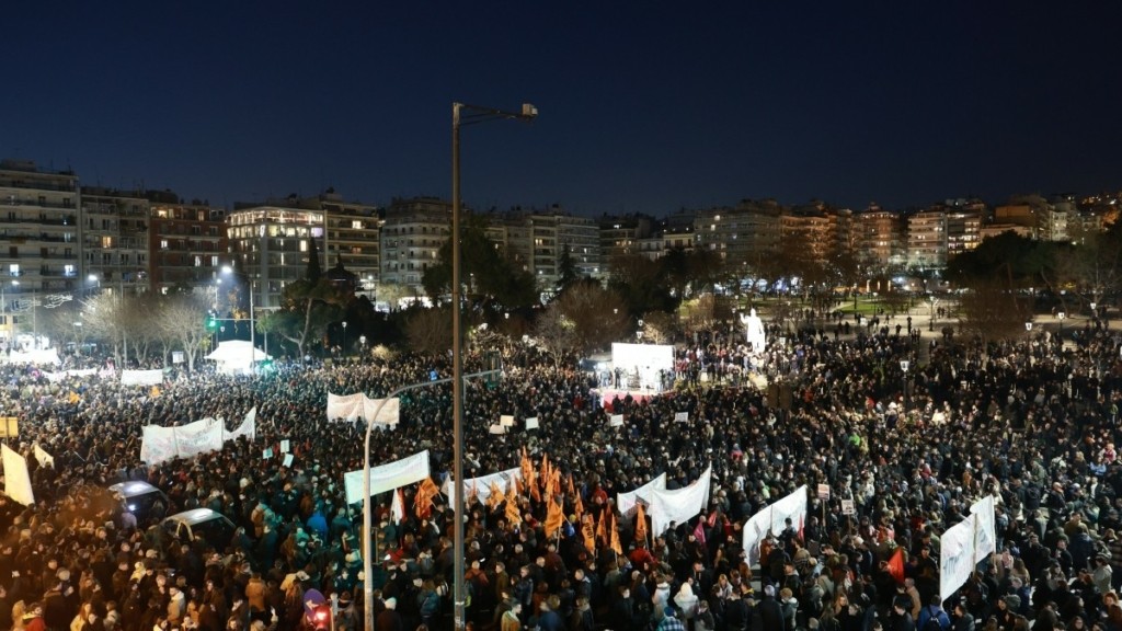 Θεσσαλονίκη: Στους δρόμους πολίτες για τα θύματα της τραγωδίας στα Τέμπη (φωτογραφίες)