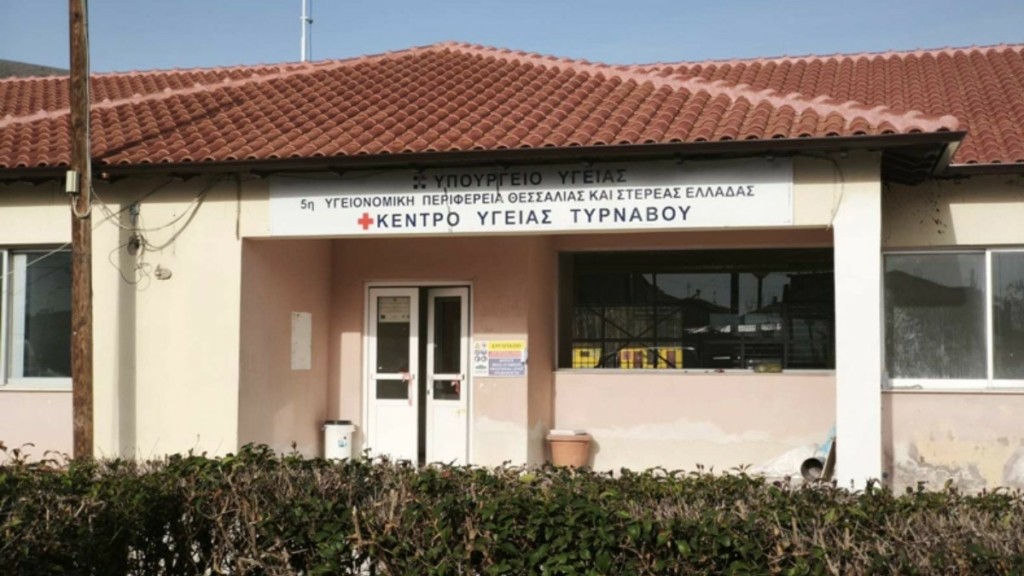 Τύρναβος: Εξαγριωμένοι συγγενείς ασθενούς επιτέθηκαν σε γιατρούς και αστυνομικούς – Πέντε τραυματίες