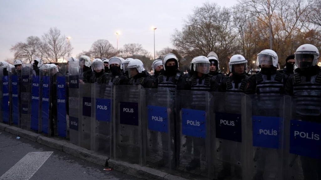 Τουρκία: Πορεία προς το δημαρχείο της Κωνσταντινούπολης από τουλάχιστον 10.000 διαδηλωτές (Βίντεο)