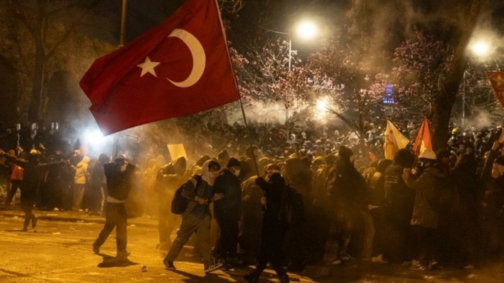 Συνεχίζεται η λαϊκή διαμαρτυρία στην Τουρκία – Ο Ερντογάν υπόσχεται «να μην υποχωρήσει στην τρομοκρατία του δρόμου»
