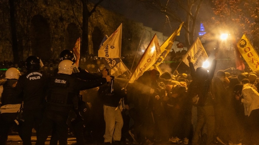 Τουρκία: Χάος στους δρόμους μετά τη σύλληψη Ιμάμογλου – Ενώπιον του εισαγγελέα σήμερα ο δήμαρχος Κωνσταντινούπολης (βίντεο)