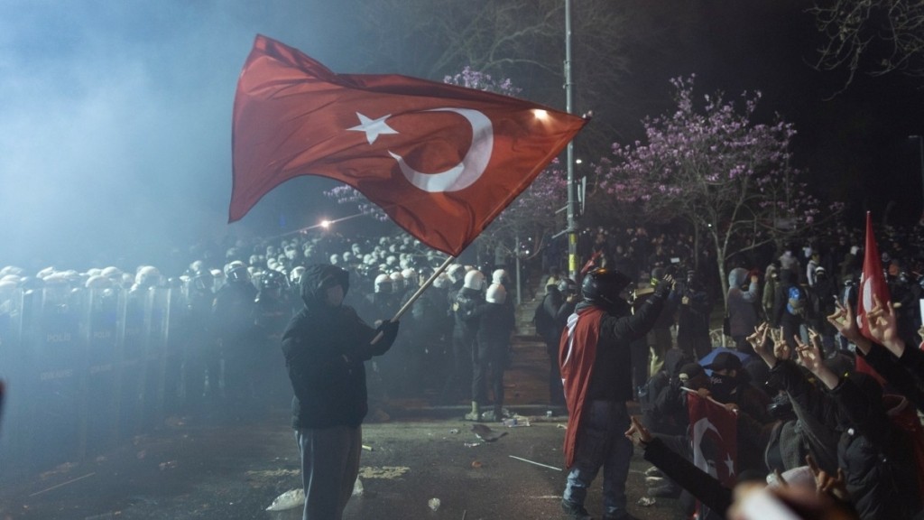 Τουρκία: Στους δρόμους ξανά οι πολίτες μετά την προφυλάκιση του Ιμάμογλου