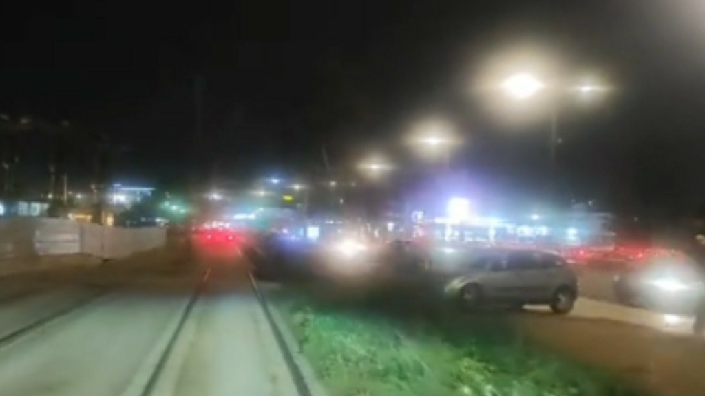 Απίστευτο: Οδηγός τραμ εντόπισε αυτοκίνητο να κινείται μπροστά του στις γραμμές της παραλιακής (ΒΙΝΤΕΟ)