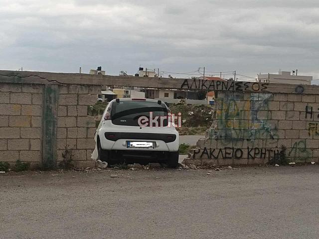 Ηράκλειο: Αυτοκίνητο πέρασε μέσα από τοίχο – Δείτε φωτογραφίες