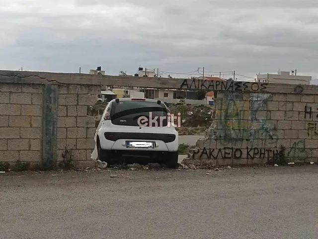 Ηράκλειο: Αυτοκίνητο πέρασε μέσα από τοίχο – Δείτε φωτογραφίες