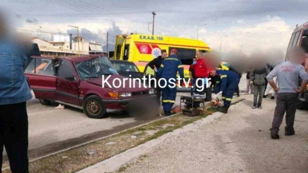 Κόρινθος: Σοβαρό τροχαίο μετά από σύγκρουση δύο αυτοκινήτων – Εγκλωβίστηκε ένα άτομο (pics & vid)