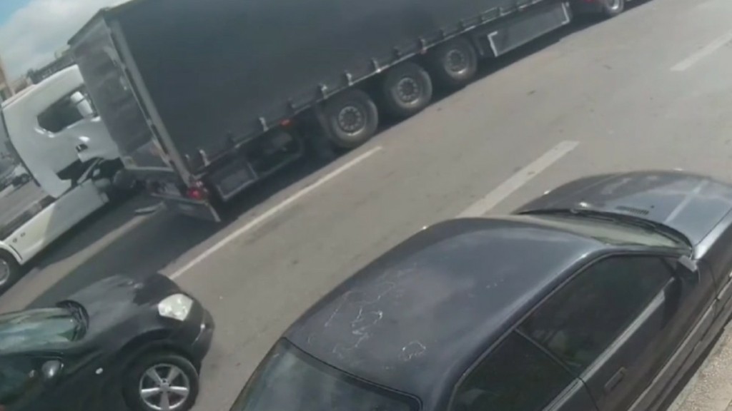 Χαϊδάρι: Από θαύμα γλύτωσε οδηγός που παρασύρθηκε από φορτηγό – Δείτε το σοκαριστικό βίντεο