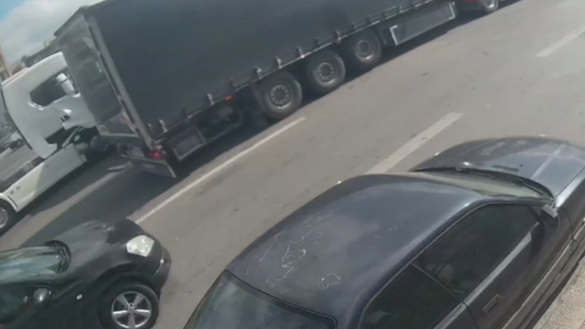 Χαϊδάρι: Από θαύμα γλύτωσε οδηγός που παρασύρθηκε από φορτηγό – Δείτε το σοκαριστικό βίντεο