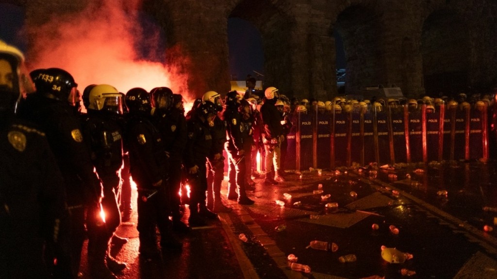 «Βράζει» η Τουρκία: Στους δρόμους για τρίτη μέρα χιλιάδες πολίτες – Αρνήθηκε όλες τις κατηγορίες ο Ιμάμογλου (Βίντεο)