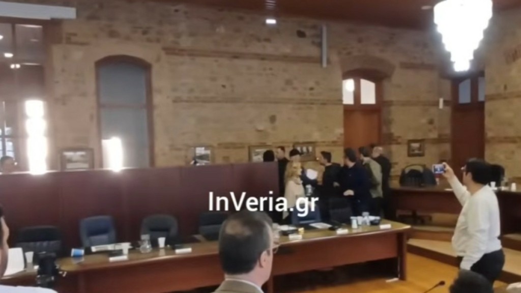 Βέροια: Χαμός στο δημοτικό συμβούλιο – “Θα σου αστράψω μία…” (ΒΙΝΤΕΟ)