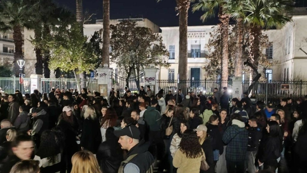 Βόλος: Πλήθος κόσμου στους δρόμους για την τραγωδία στα Τέμπη
