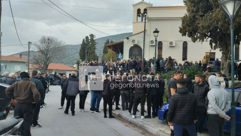 Βόλος: Σπαραγμός στην κηδεία του ζευγαριού που σκοτώθηκε σε τροχαίο (Φωτογραφίες)