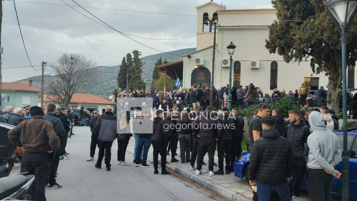 Βόλος: Σπαραγμός στην κηδεία του ζευγαριού που σκοτώθηκε σε τροχαίο (Φωτογραφίες)