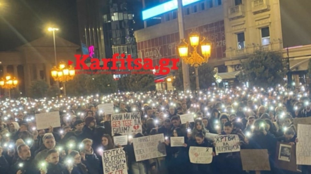 Βόρεια Μακεδονία: Bουβή διαμαρτυρία χιλιάδων πολιτών στη μνήμη των θυμάτων (Βίντεο – Φωτογραφίες)