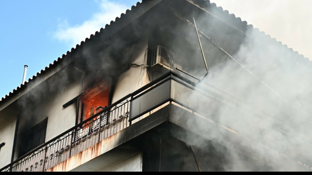 Υπό έλεγχο η φωτιά σε διαμέρισμα στο Χαϊδάρι – Στο νοσοκομείο δύο άτομα (pics & vid)
