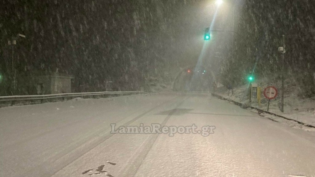 Τα χιόνια έφεραν αλυσίδες στην εθνική οδό Λαμίας – Καρπενησίου (Βίντεο – Φωτογραφίες)