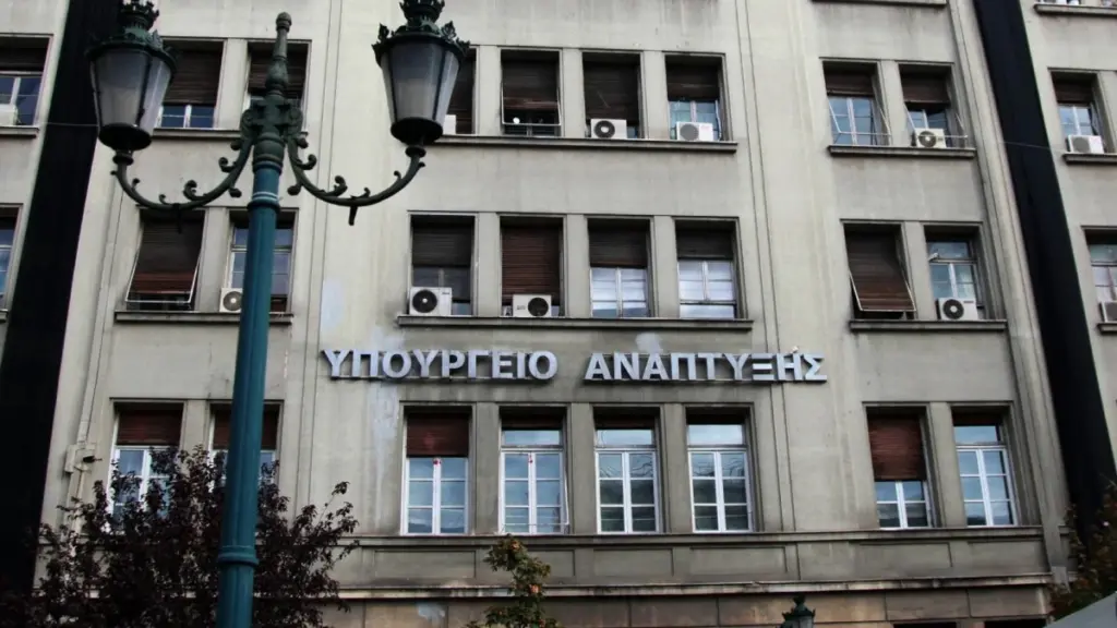 Υπουργείο Ανάπτυξης: Παριστάνει ότι αγνοεί τα μέτρα της κυβέρνησης για την ακρίβεια ο κ. Καραμέρος