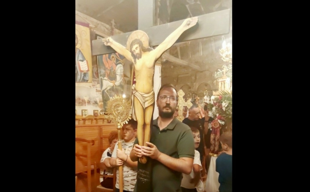 Βασίλης Καλογήρου: Η συγκινητική ανάρτηση της μητέρας του με τον 39χρονο να κουβαλά τον σταυρό