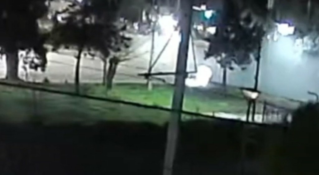 Βίντεο από το σοκαριστικό τροχαίο στη Γλυφάδα: Η στιγμή που το ΙΧ πέφτει σε στάση λεωφορείου